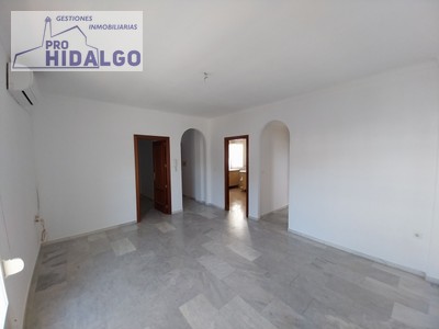 Piso en venta en Marchena, con 3 dormitorios y baño
