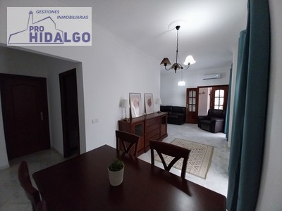 Piso en venta en Marchena, con 3 dormitorios y 2 baños