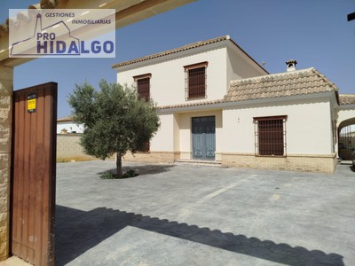 Chalet en venta en Marchena, con 5 dormitorios y 3 baños