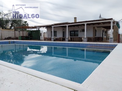 Chalet en venta en Marchena, con 6 dormitorios y 4 baños