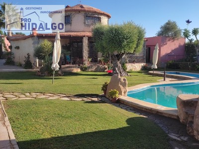 Chalet en venta en Marchena, con 5 dormitorios y 3 baños