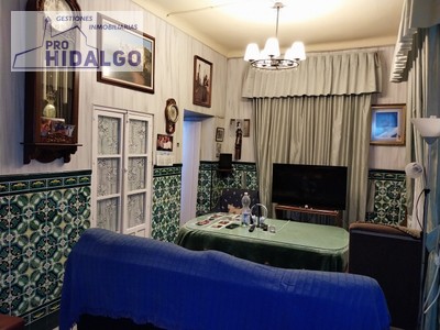 Casa en venta en Marchena, con 4 dormitorios y 2 baños