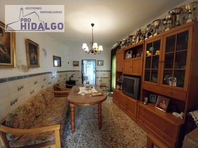 Casa en venta en Marchena, con 5 dormitorios y baño