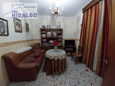 Casa en venta en Marchena, con 5 dormitorios y 2 baños