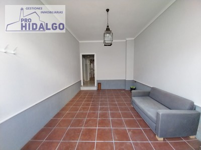 Casa en venta en Marchena, con 3 dormitorios, baño, aseo, plaza de garaje y 2 terrazas