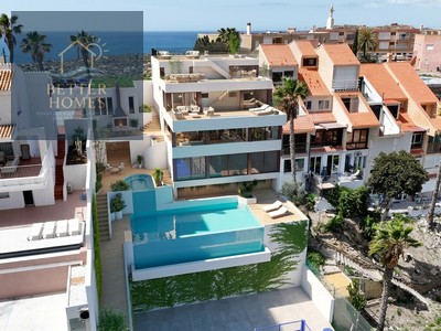 Chalet en venta en Puerto De Mazarron, El Faro, con 6 dormitorios, 4 baños, 2 balcones y terreno