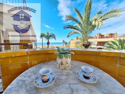 Ático en venta en Castelldefels, Baixador, con 3 dormitorios, 2 baños, plaza de garaje, trastero y 2 terrazas