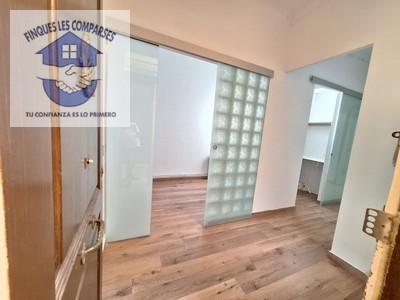 Piso en venta en Vilanova I La Geltru, Rambla/centre Vila, con 3 dormitorios, baño, trastero, balcón y terraza