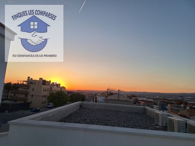 Casa en venta en Vilanova I La Geltru, Les Llunes, con 3 dormitorios, 3 baños, aseo, 5 plazas de garaje, balcón y 3 terrazas