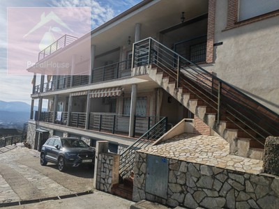 Piso en venta en La Adrada, Casavieja, con 3 dormitorios, baño, plaza de garaje, trastero y 2 terrazas