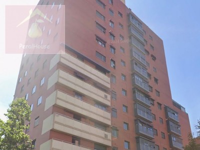 Piso en venta en Madrid, Orcasitas, con 3 dormitorios, baño, plaza de garaje y 2 balcones