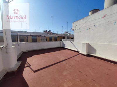 Casa en venta en Sueca, con 3 dormitorios, 3 baños, 2 plazas de garaje, trastero, balcón y terraza