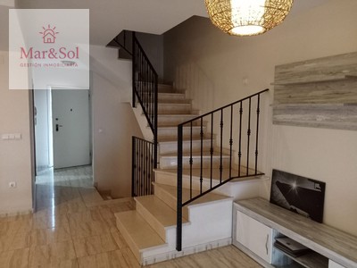 Adosado en venta en Alzira, con 3 dormitorios, 3 baños, 2 plazas de garaje, trastero y 2 terrazas