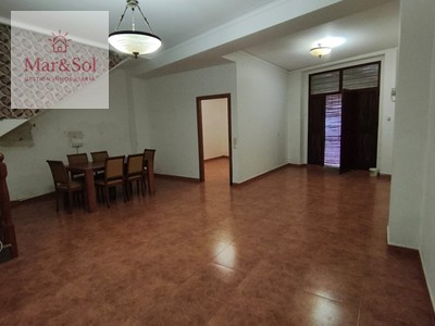 Casa en venta en Albalat De La Ribera, con 3 dormitorios, baño, trastero, balcón y 2 terrazas