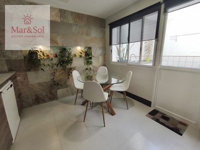 Adosado en venta en Llauri, con 4 dormitorios, 2 baños, plaza de garaje, trastero y 2 terrazas