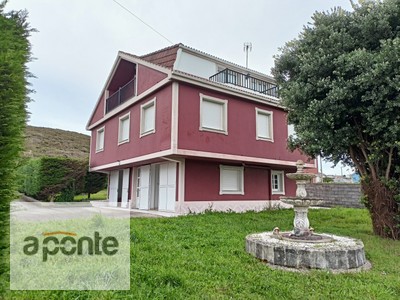Casa en venta en Malpica, Barizo, con 6 dormitorios, 3 baños, aseo, 2 plazas de garaje, trastero, balcón, terraza y terreno