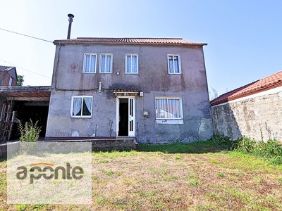 Casa en venta en Carballo, Sofán, con 4 dormitorios, baño, 2 plazas de garaje, terraza y terreno