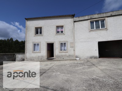 Casa en venta en Carballo, con 4 dormitorios, baño y plaza de garaje