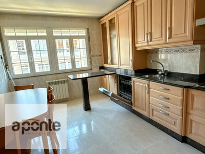Piso en venta en Carballo, Centro, con 3 dormitorios, 2 baños y trastero