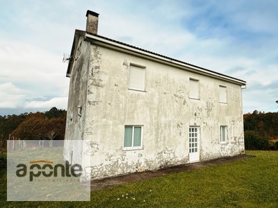 Casa en venta en A Laracha, con 4 dormitorios, baño y terreno