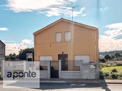 Casa en venta en Carballo, con 5 dormitorios, 2 baños, terraza y terreno