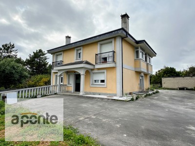 Chalet en venta en Carballo, con 4 dormitorios, 2 baños, aseo y terreno
