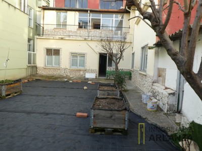 Casa en venta en Burgos, Centro-sur, con 16 dormitorios, 7 baños, 2 plazas de garaje, terraza y terreno