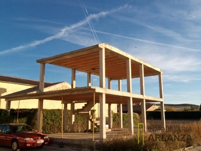 Adosado de obra nueva en venta en Quintanilla Vivar, con 4 dormitorios, 3 baños, plaza de garaje y terreno