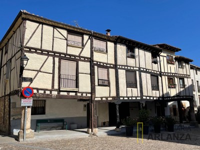 Casa en venta en Covarrubias, con 10 dormitorios, 2 baños y trastero