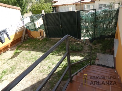 Adosado en venta en Quintanadueñas, Arroyal, con 3 dormitorios, 2 baños, 3 plazas de garaje, trastero y terreno