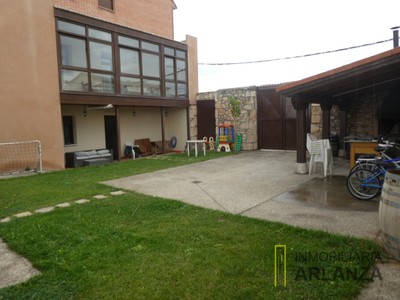 Adosado en venta en Lerma, con 7 dormitorios, 3 baños, 3 plazas de garaje, trastero, 2 terrazas y terreno