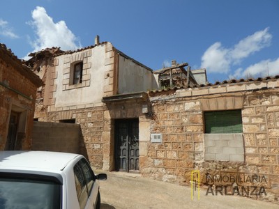 Casa en venta en Villahoz, con 8 dormitorios, baño, 2 plazas de garaje y terreno