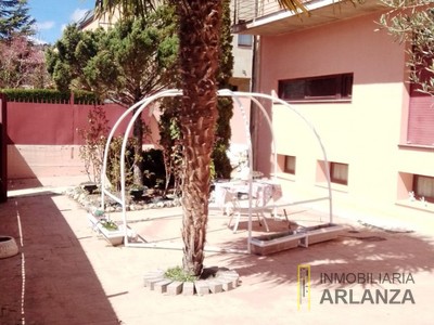 Pareado en venta en Covarrubias, con 5 dormitorios, 3 baños y 2 plazas de garaje