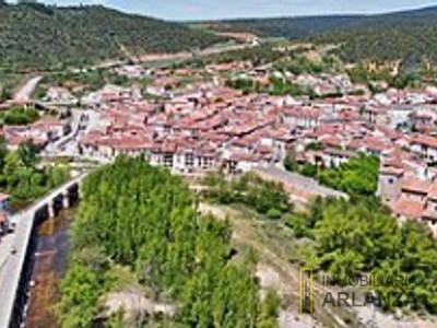 Casa en venta en Covarrubias, con 3 dormitorios, baño y terreno