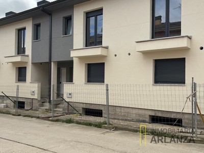 Adosado de obra nueva en venta en Villagonzalo Pedernales, con 3 dormitorios, 3 baños, plaza de garaje y terreno