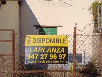 Adosado en venta en Covarrubias, con 3 dormitorios, baño y terreno