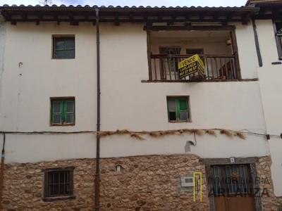 Adosado en venta en Covarrubias, con 7 dormitorios, baño y terraza