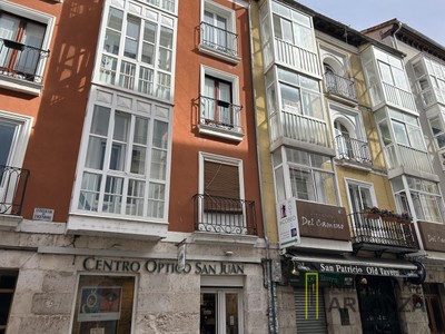 Piso en venta en Burgos, Centro, con 3 dormitorios, baño, trastero, balcón y 2 terrazas