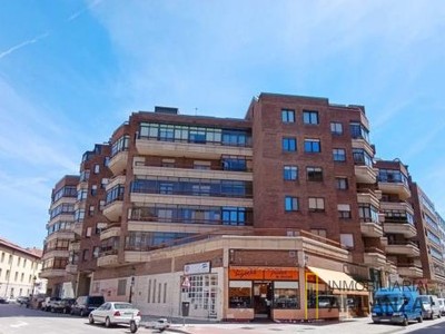 Piso en venta en Burgos, Centro-sur, con 5 dormitorios, 2 baños, plaza de garaje, trastero y 2 terrazas