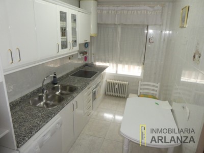 Piso en venta en Burgos, Centro-sur, con 3 dormitorios, baño, plaza de garaje y terraza