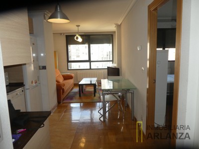 Piso en venta en Burgos, Centro, con 1 dormitorio, baño, plaza de garaje y trastero
