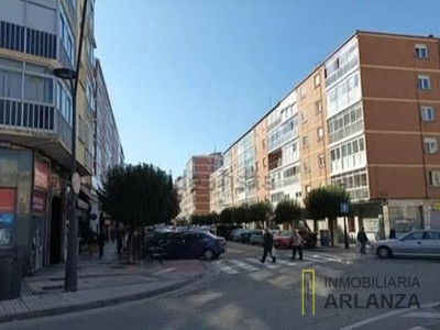 Piso en venta en Burgos, Gamonal, con 3 dormitorios y baño