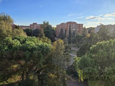 Piso en venta en Burgos, Gamonal, con 3 dormitorios y baño