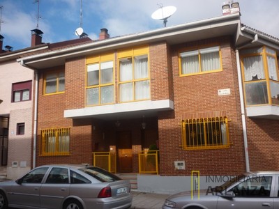 Adosado en venta en Burgos, Centro-sur, con 5 dormitorios, 3 baños, 2 plazas de garaje y trastero