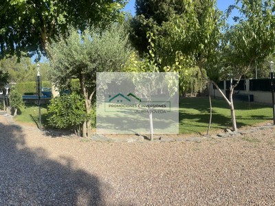 Chalet en venta en Albacete, con 4 dormitorios, baño, 3 plazas de garaje, trastero y terreno