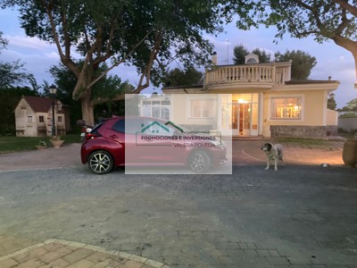 Chalet en venta en Albacete, con 3 dormitorios, 2 baños, aseo y terreno