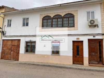 Casa en venta en Villanueva De La Jara, con 3 dormitorios, baño, plaza de garaje, trastero y terreno