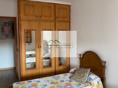 Piso en venta en Villanueva De La Jara, con 4 dormitorios, baño, aseo y plaza de garaje