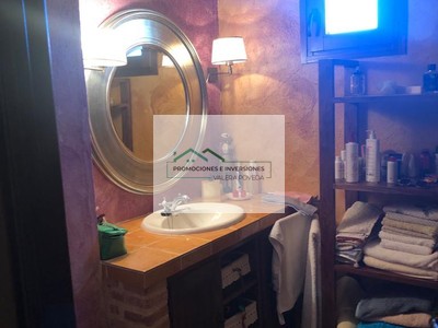 Casa en venta en Priego, con 3 dormitorios, baño, plaza de garaje y terraza