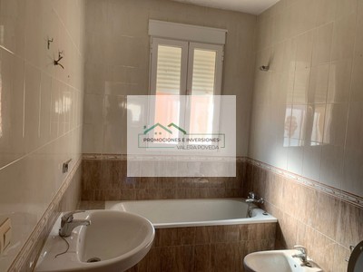 Baño completo con bañera y ducha